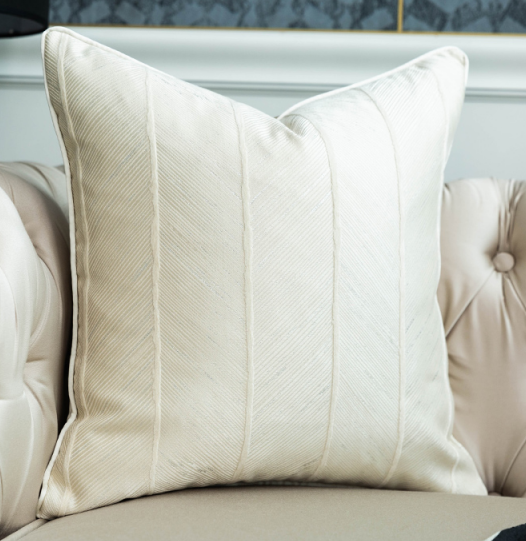 Luxe cushion in creame with insert